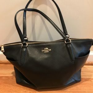 Gorgeous Coach pebbled leather purse great size